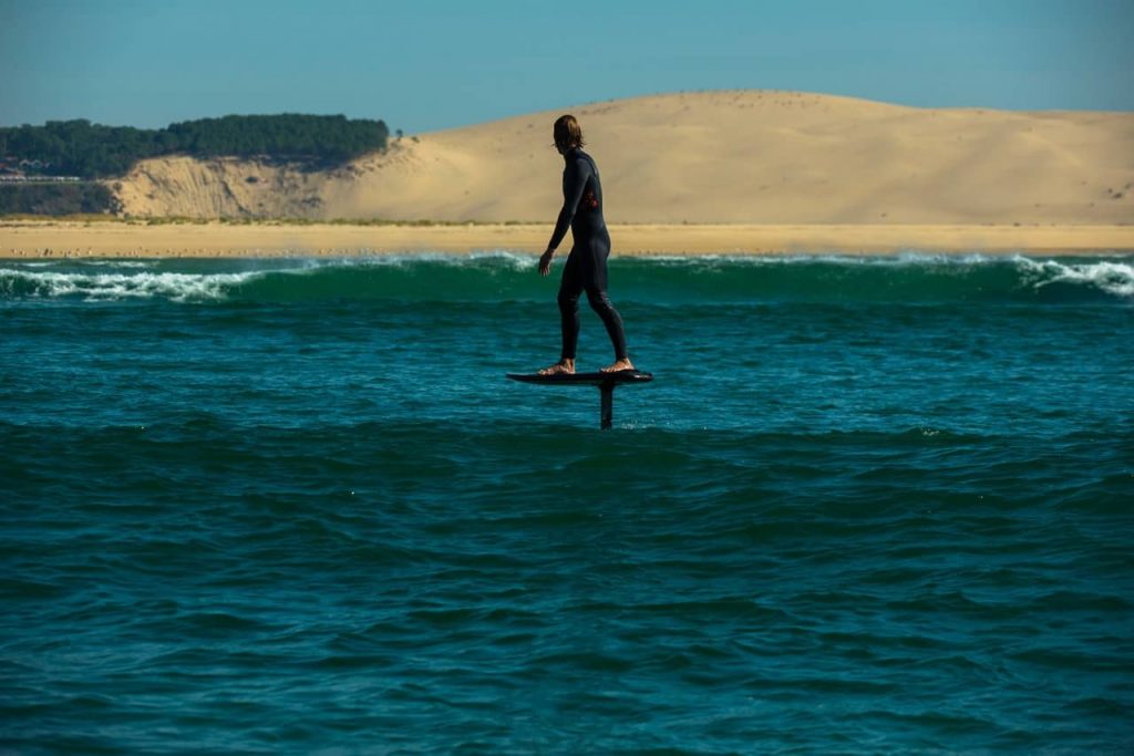 Ludo Dulou sur une vague avec un foil Lift