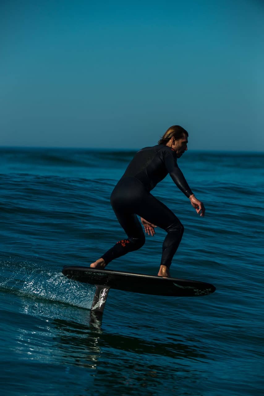 Ludo Dulou surfant avec un foil Lift