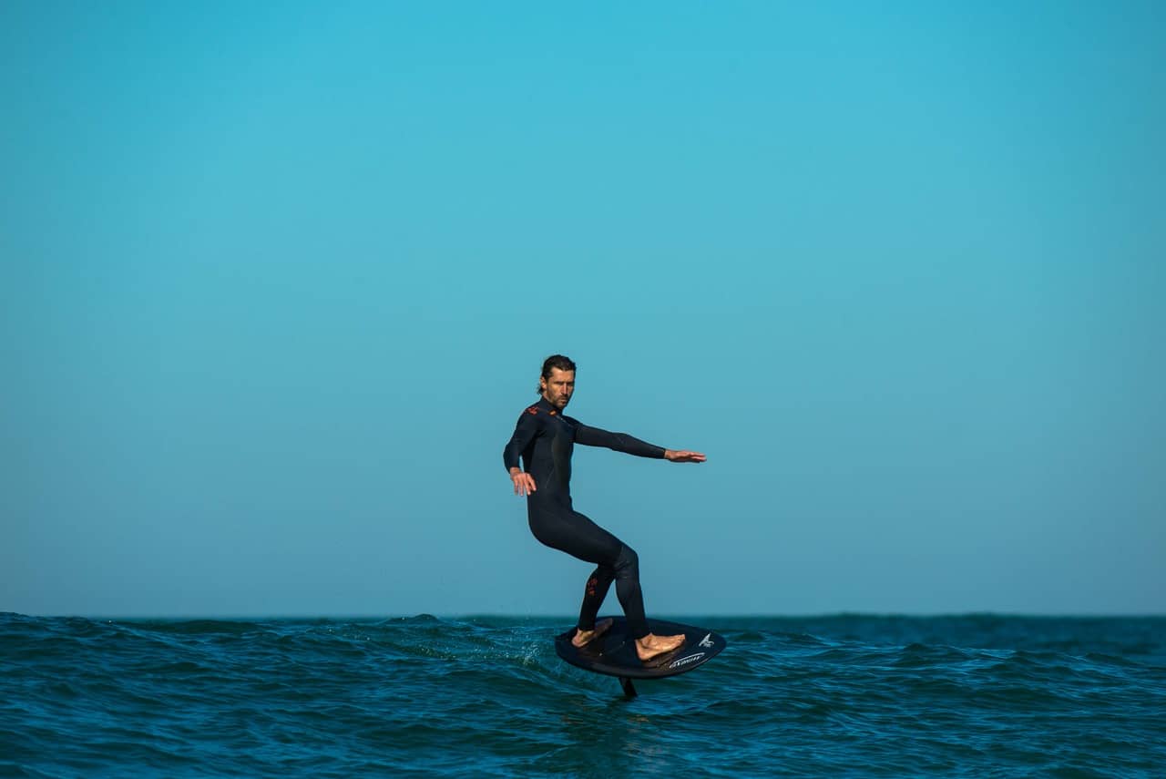 Ludo Dulou surfant avec un foil Lift