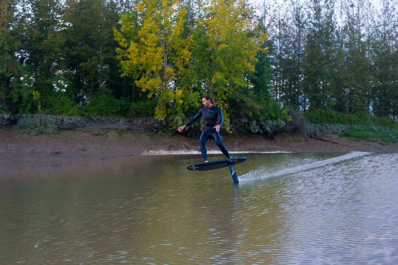 Ludo Dulou surfant avec un foil Lift