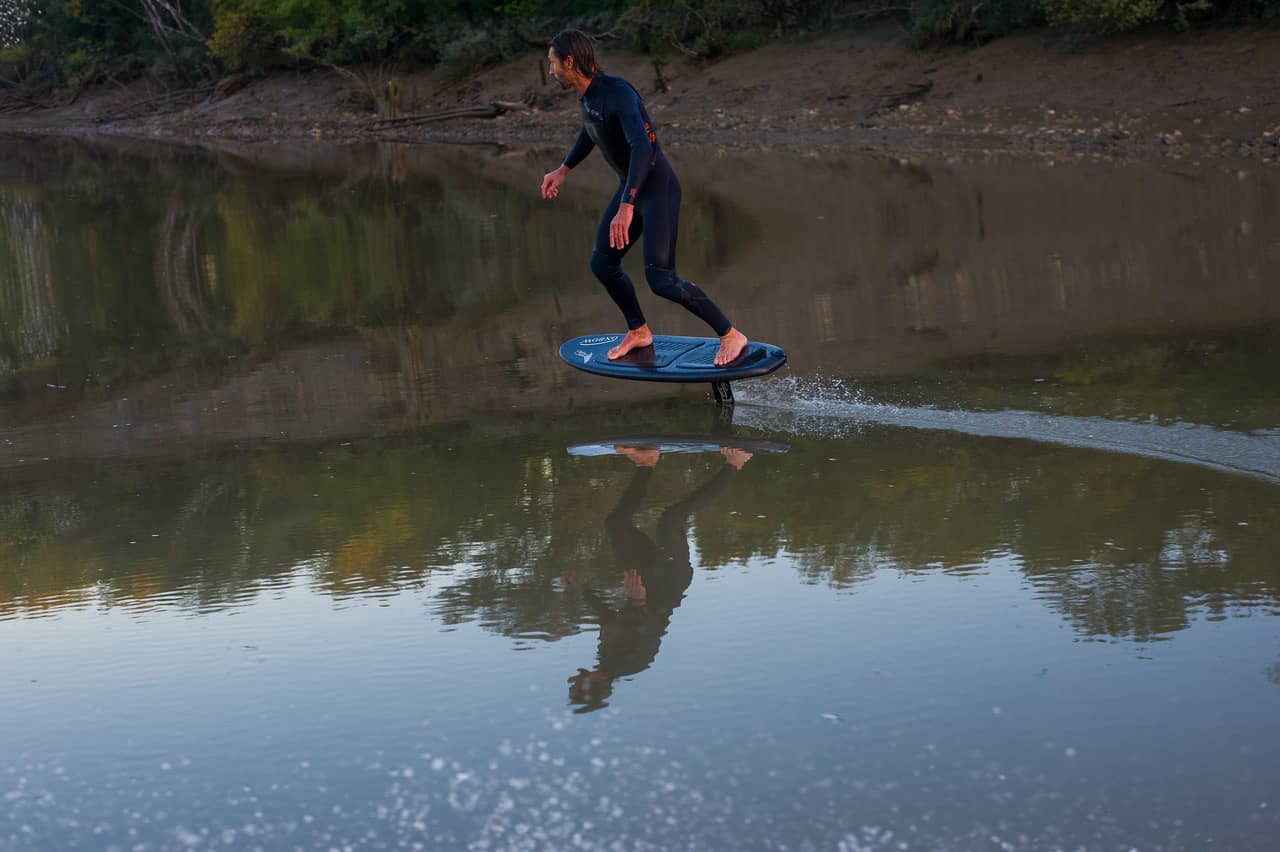 Ludo Dulou surfant avec un foil Lift